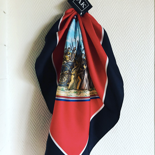 Porte clé foulard soie avec les couleurs de la France(bleu extérieur, bande blanche et rouge au centre) et une illustration de la France dans l'ancien temps cousu avec le nouveau logo akapparence blanc sur font noir